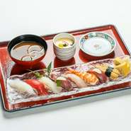 にぎり8貫、玉子焼、茶碗蒸し、味噌汁