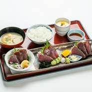 鰹たたき（塩・ポン酢でお召し上がりください）、鰹の造り、茶碗蒸し、ご飯、味噌汁