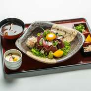 鰹の藁焼き丼、茶碗蒸し、味噌汁