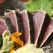 鰹は、炙ることで香ばしさと濃厚さが増しますが、藁の強火は程よくカツオの旨味を凝縮してくれます。