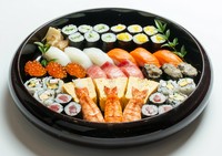 ・50本限定!! 贅沢!! 和牛恵方巻 1本:3000円
・贅沢!! 海鮮恵方巻 1本:2000円
・特製 恵方巻 1本:800円
・おらんく家名物!! 特製太巻:1800円