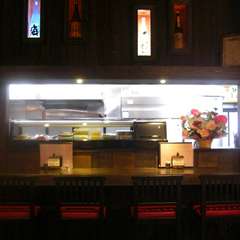 店主と会話もはずむカウンター席