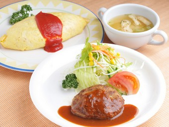 オムライスにプラス一品。オムライスコンビも人気です。