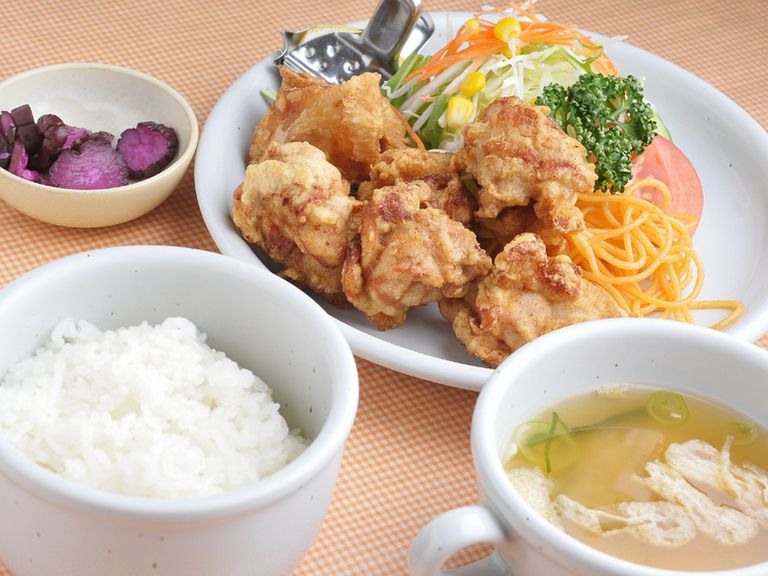 ジューシーで美味しい「からあげ定食」サラダ・ライス・味噌汁付