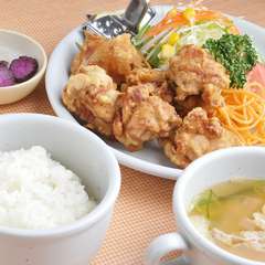 ジューシーで美味しい「からあげ定食」サラダ・ライス・味噌汁付