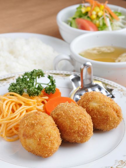 カニクリームコロッケ定食 サラダ・ライス・味噌汁付