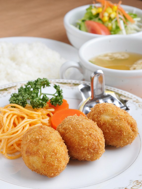 カニクリームコロッケ定食　サラダ・ライス・味噌汁付