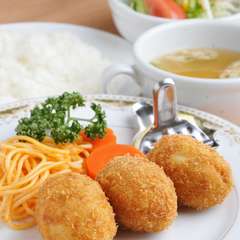 カニクリームコロッケ定食　サラダ・ライス・味噌汁付