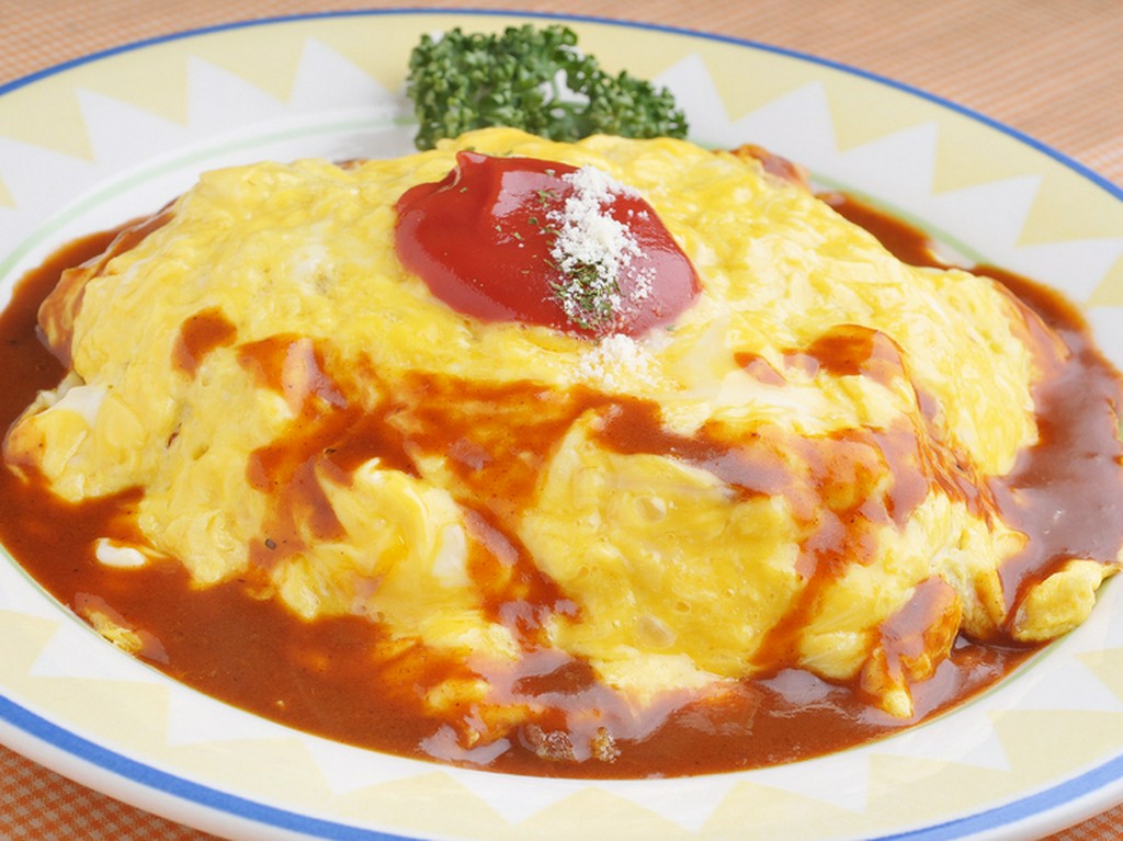ふわふわの玉子が決めて！　なかむら風オムライス（サラダ付）