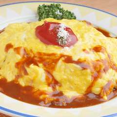 ふわふわの玉子が決めて！　なかむら風オムライス（サラダ付）