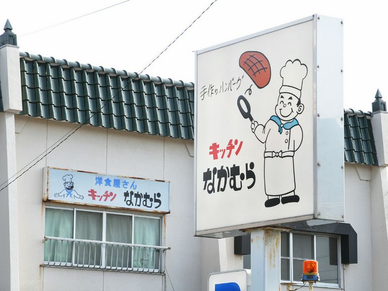 西春駅より徒歩10分、弥勒寺交差点すぐ。この看板が目印です。