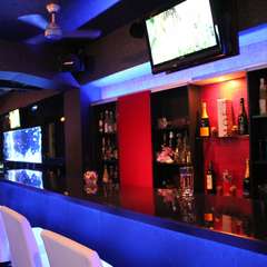 漂う魚を眺められるカウンター席、大人のデートにお勧め致します