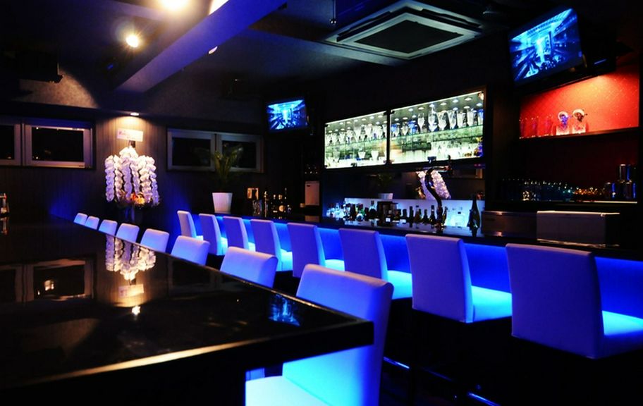 モニター完備のカウンター席