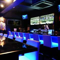 モニター完備のカウンター席