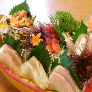 活鯵・活サザエ又は活にし貝　6点盛
