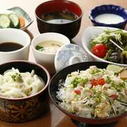 鯛・平目・目鯛・その他旬の魚と活貝を入れなめろうにした逸品!! 