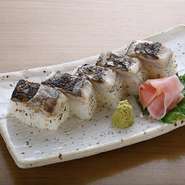 〆サバ藁炙り棒寿司