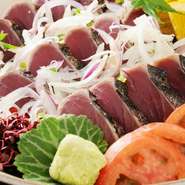 本格藁焼タタキはもちろん、うつぼ、鯖、鯨、等を始めとする高知を代表する海の幸を存分にお楽しみいただけます。
また、青さ海苔や、川海老 等 川の幸もございますので、お気軽にお立ち寄りください。