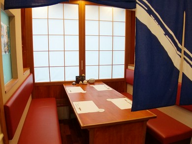 4名〜6名様×1席、ボックス席もございます。