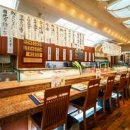 カウンター席完備。感染症対策を行いながら営業中です。
土佐の旬食材を鮨、天麩羅にて名物竹酒とともにお楽しみ下さい。