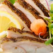 かめばかむほど味わい深いうつぼのたたき。
皮下のゼラチン質にはコラーゲンたっぷりです。