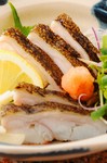 かめばかむほど味わい深いうつぼのたたき。
皮下のゼラチン質にはコラーゲンたっぷりです。
