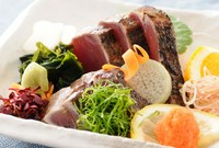 高知本格わら焼きのカツオのタタキです。
本場の土佐で味わうかつおたたきは今まで食べた事のないような味わいです。