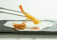 追手筋店では、地元高知の旬の食材をこだわりの天婦羅にてお出ししております。サクサクホクホクの天婦羅を是非、ご賞味ください。
※季節の食材を持ちたこだわりの天婦羅を各種取り揃えております。
