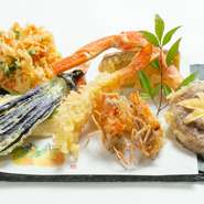 ＜季節の天婦羅盛合せ＞
・極(きわみ)六種：2750円
・匠(たくみ)八種：3850円

＜名物!!＞
・厚焼玉子の天婦羅：330円
