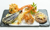 ＜季節の天婦羅盛合せ＞
・極(きわみ)六種：2750円
・匠(たくみ)八種：3850円

＜名物!!＞
・厚焼玉子の天婦羅：330円