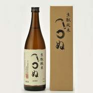 江戸時代の歌舞伎役者7代目市川團十郎が好んだ文様「かまわぬ」柄のラベルも粋。高知を代表する蔵元の、生?造りの純米酒です。冷やはもちろんお燗にしても美味しく、旬の食材とよく合います。