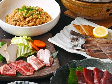 どこか懐かしい、心くつろげる空間で味わう旬味。