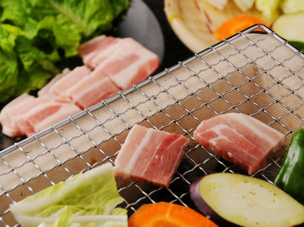 黒毛和牛や自家栽培野菜、干物焼きを 炭火焼きで、お楽しみいただけます。