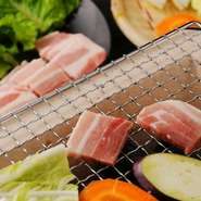 卓上炭コンロの備長炭で黒毛和牛や自家栽培野菜、干物も焼いてお召し上がり頂けます