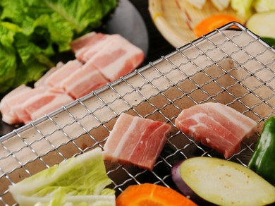 黒毛和牛や自家栽培野菜、干物焼きを 炭火焼きで、お楽しみいただけます。