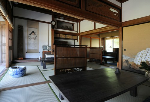 古民家を再生した店内は古き良き時代の趣が感じられます。