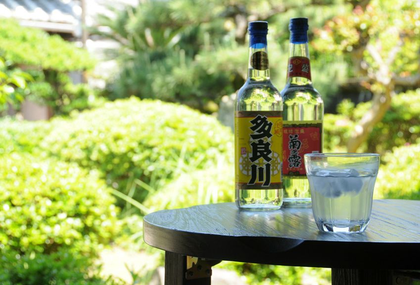 緑の美しい庭を眺めながら、まずは一杯。
