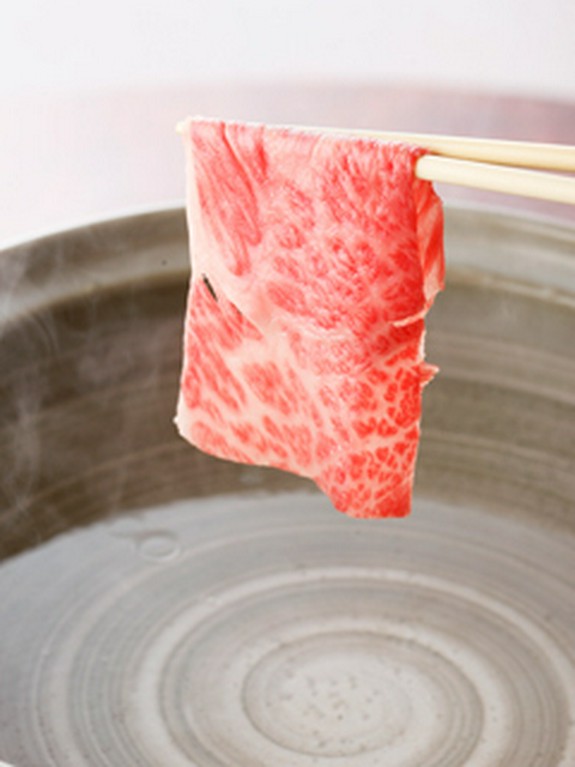 日本三大和牛の一つ近江牛を、すき焼き、しゃぶしゃぶで