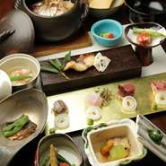 日本酒に合う和食、新しい食べ方と美味しさが見つかります。小宴会に8名様までご利用頂ける個室もございますので、予約の上ご利用ください。おまかせコースもお得です。
