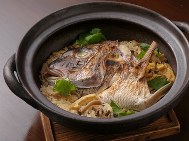 季節の旬魚を食材の出汁で、ふっくらと炊き上げる土鍋ごはん。
