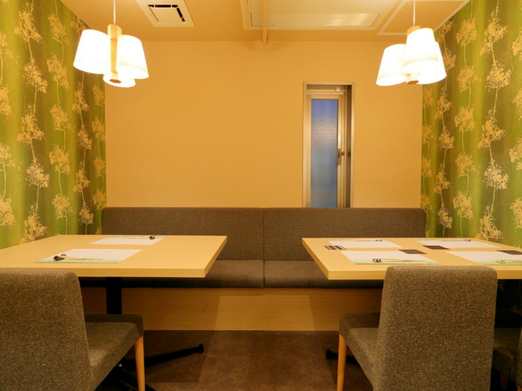 扉付きの完全個室もございます。会食・接待にもご利用ください。
