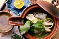 季節の食材を使った土瓶蒸しはお出汁まで飲むことをオススメします。
秋は松茸と鱧を使ったもので、鱧100%の出汁を味わえます。