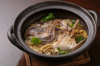 冬に向かって脂を蓄える紅葉鯛。豊かな香りと、新米と油揚げによく染みた出汁の旨味を味わえます。