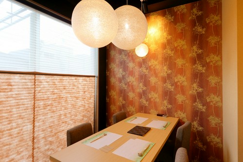 4～8名様で使える個室。完全個室もあるので接待や会食に最適です