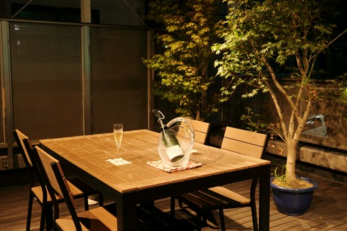 テラス席もあります。モミジが綺麗にライトアップされます。