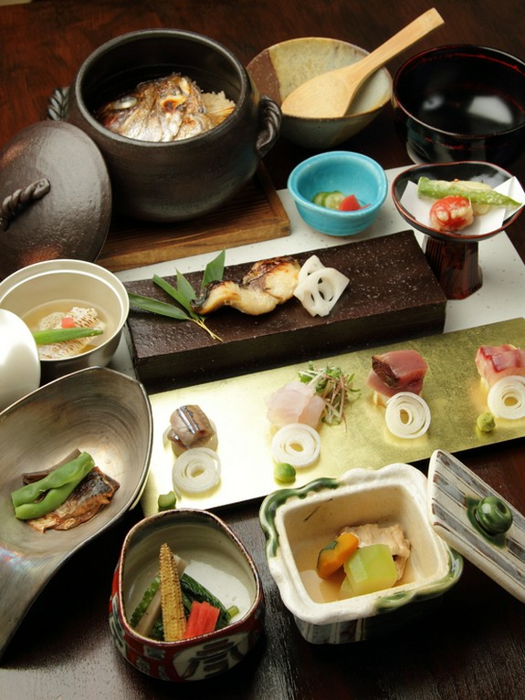 毎月仕入れる旬の食材を使った和食コース。