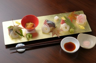 鳴門産の新鮮な魚介を使った『旬の刺身』