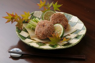 オリジナルのコロッケに欠かせない、「甲州牛のひき肉」