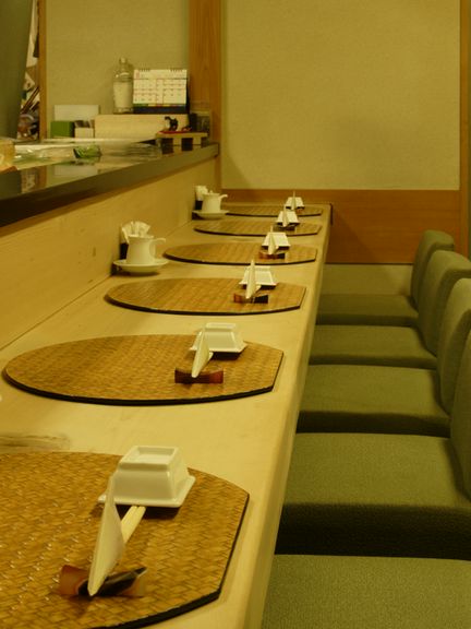 白木のカウンター席