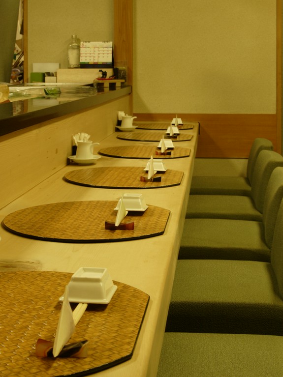 白木のカウンター席